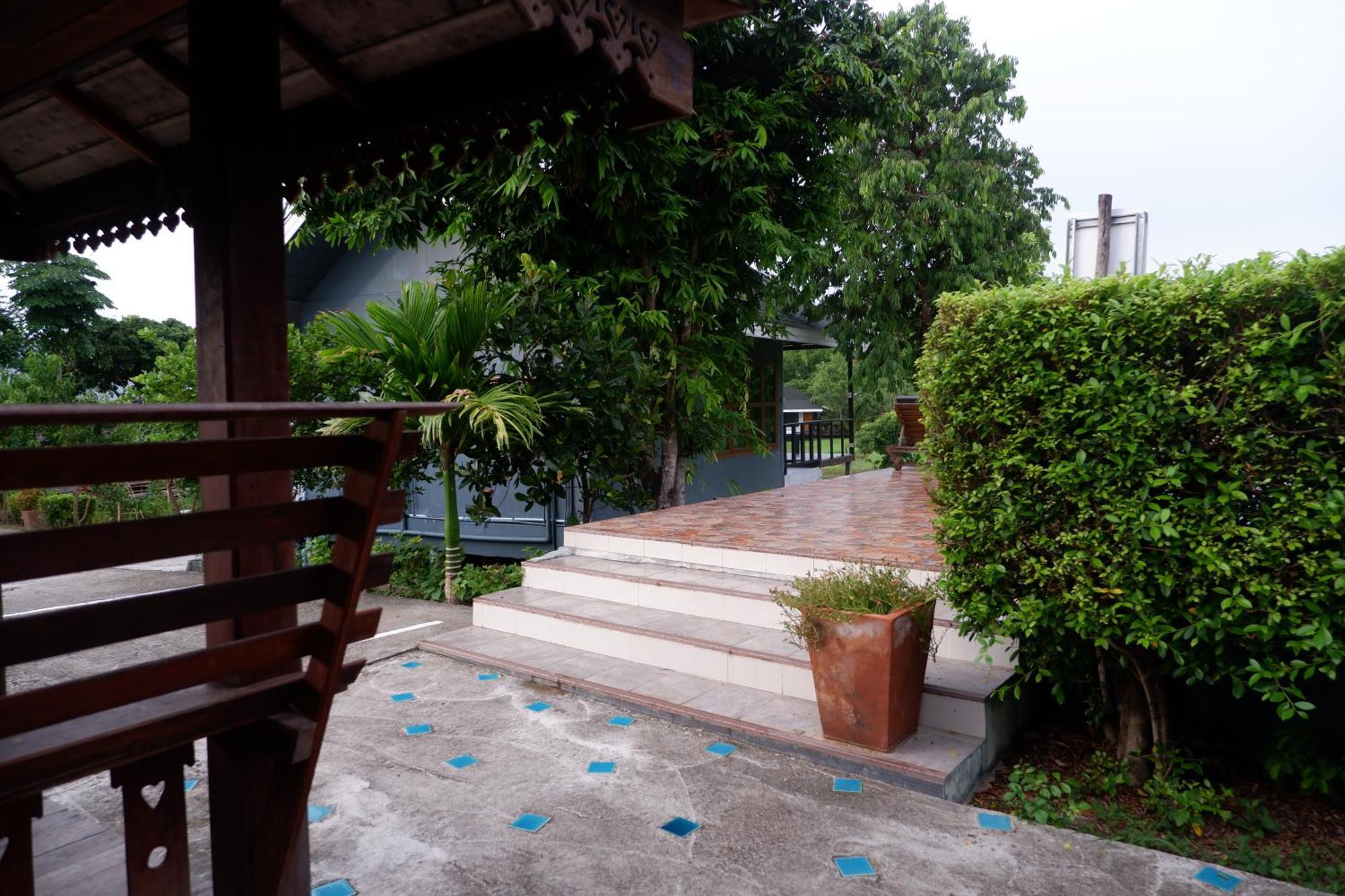 Nok Chan Mee Na Chom Thong Exterior foto